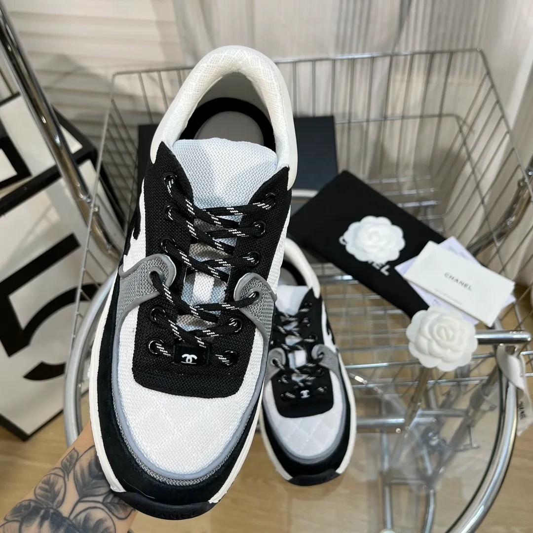 👟👟Ex-factory price 560👟👟 Chanel Chanel - 2022 counter top casual sports shoes This classic design; the upper is electro-embroidered with a variety of techniques; the outsole is fashionable and sporty; it is unusual to incorporate a variety of color matching elements... The diversified mix and match is very good-looking and versatile, casual, fashionable, sports and outdoor can be taken into account... ꫛꫀꪝ Go➫ Material: ❶Upper is made of: Original imported high mercerized smooth cow suede + electric embroidery technology + imported breathable mesh ❷Inner use: original imported breathable mesh ❸Outsole based on: original TPU combination outsole Counter boutique packaging complete set for women 35–42 men 38–46